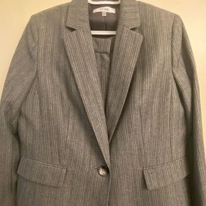 Le Suit Size 14 charcoal striped pant suit. NWT. Lined. Single button blazer